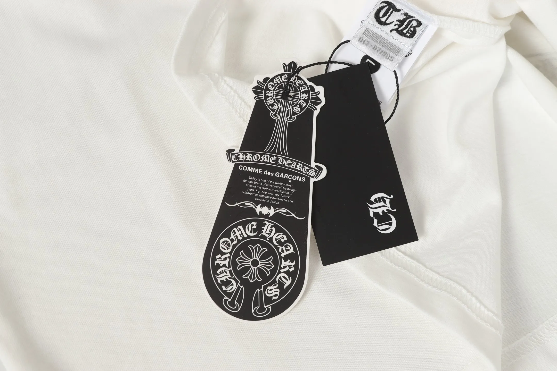 P150 Chrome Hearts CH Chrome Hearts Sanskrit printed short-sleeved T-shirt. Adopts imported direct-injection technology. Correct configuration. Black 2025 Chrome Hearts ZP packaging bag. 240 grams of custom-dyed double-yarn cotton. Large version. Loose and stylish. Different from lower versions, slim and long version with upper body and lower hips. 100% commitment: top quality. Not fast food. Highest version on the market. Top quality - different from ordinary versions in the market. If you care about quality, you should also respect the price. Absolutely 0 after-sales service and 0 return rate so far. It’s hard not to love the style - 240 grams of custom-dyed double yarn fabric - Correct high-density main mark, washed tag, hand-sewn